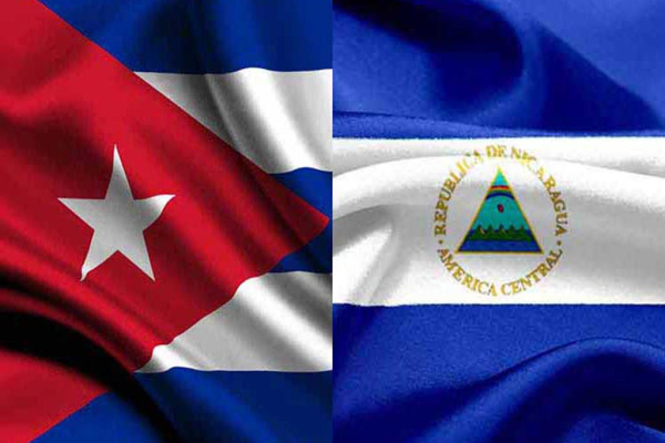 Nicaragüenses egresados de ELAM entregan donativo y agradecen a Cuba