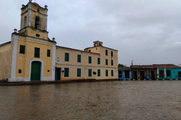 Bajo un alero en San Juan de Dios
