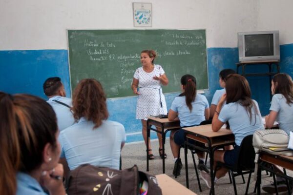 Preparan a estudiantes de 12 grado para pruebas de ingreso a la Educación Superior