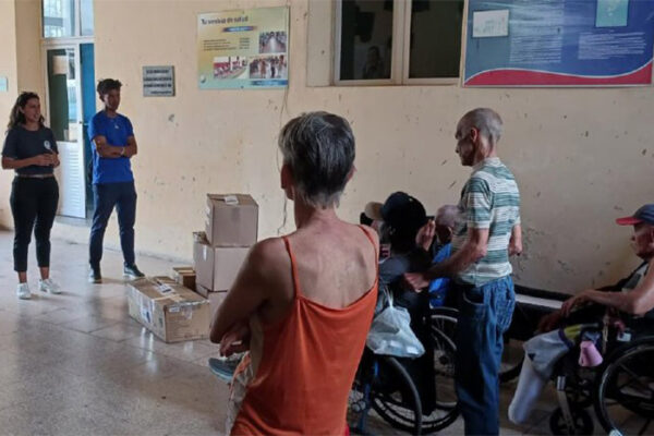 Universitarios donan vestuario a Hogar de Ancianos en Camagüey