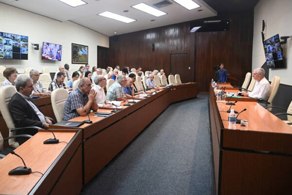 Instan expertos a potenciar fuentes renovables de energía