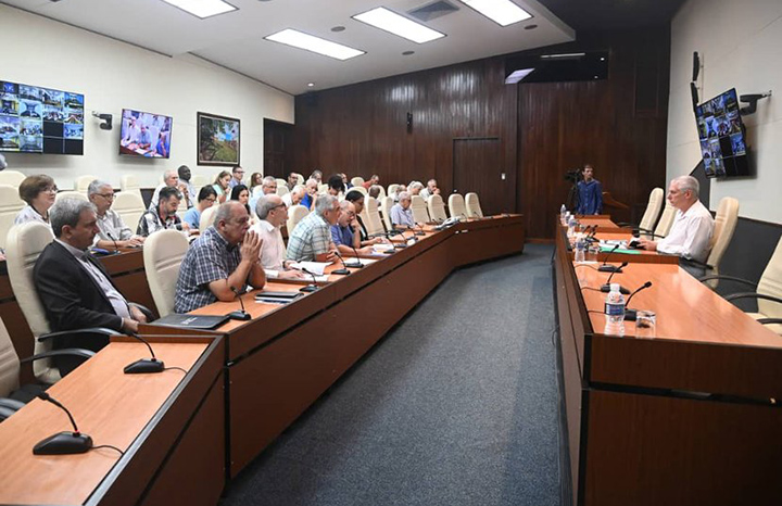 Instan expertos a potenciar fuentes renovables de energía