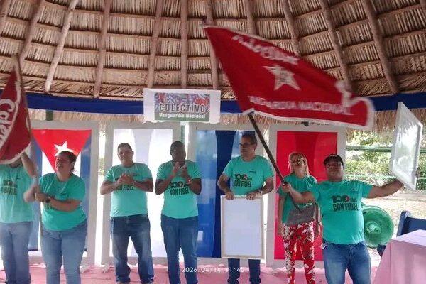 Recibe empresa de Florida bandera de Vanguardia Nacional