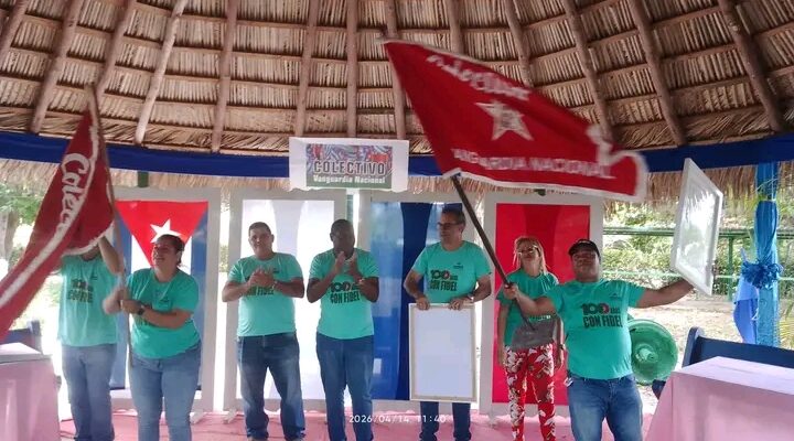 Recibe empresa de Florida bandera de Vanguardia Nacional