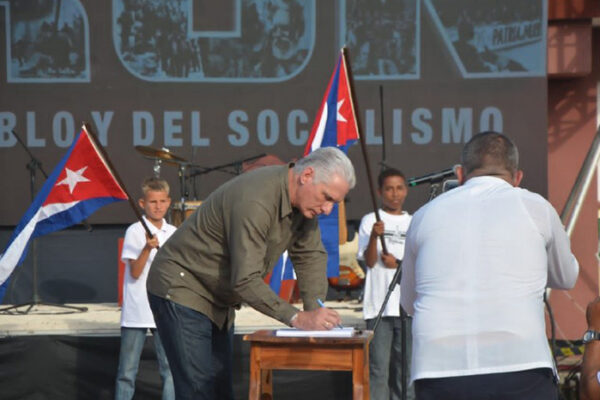 Comienza en Girón el pueblo a dar sus Firmas por la Patria