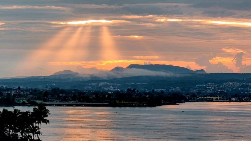 Tarde cálida y aisladas lluvias en oriente