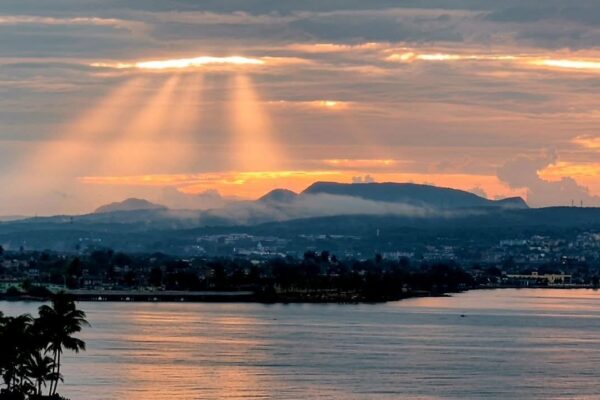 Tarde cálida y aisladas lluvias en oriente