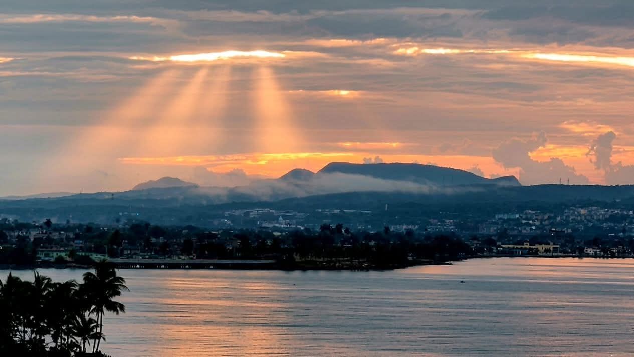 Tarde cálida y aisladas lluvias en oriente