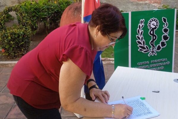 Continúan trabajadores camagüeyanos la firma por la Patria