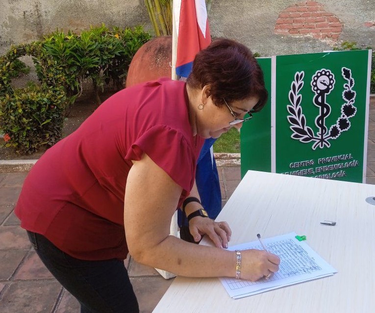 Continúan trabajadores camagüeyanos la firma por la Patria