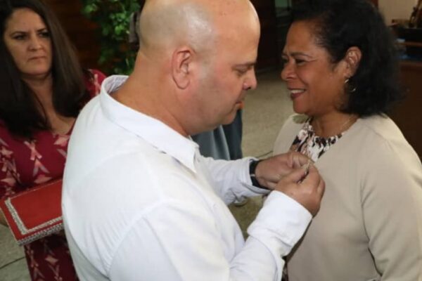 Condecoran en Cuba a sindicalistas destacados