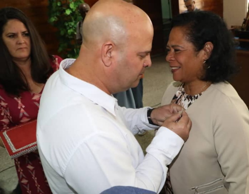 Condecoran en Cuba a sindicalistas destacados