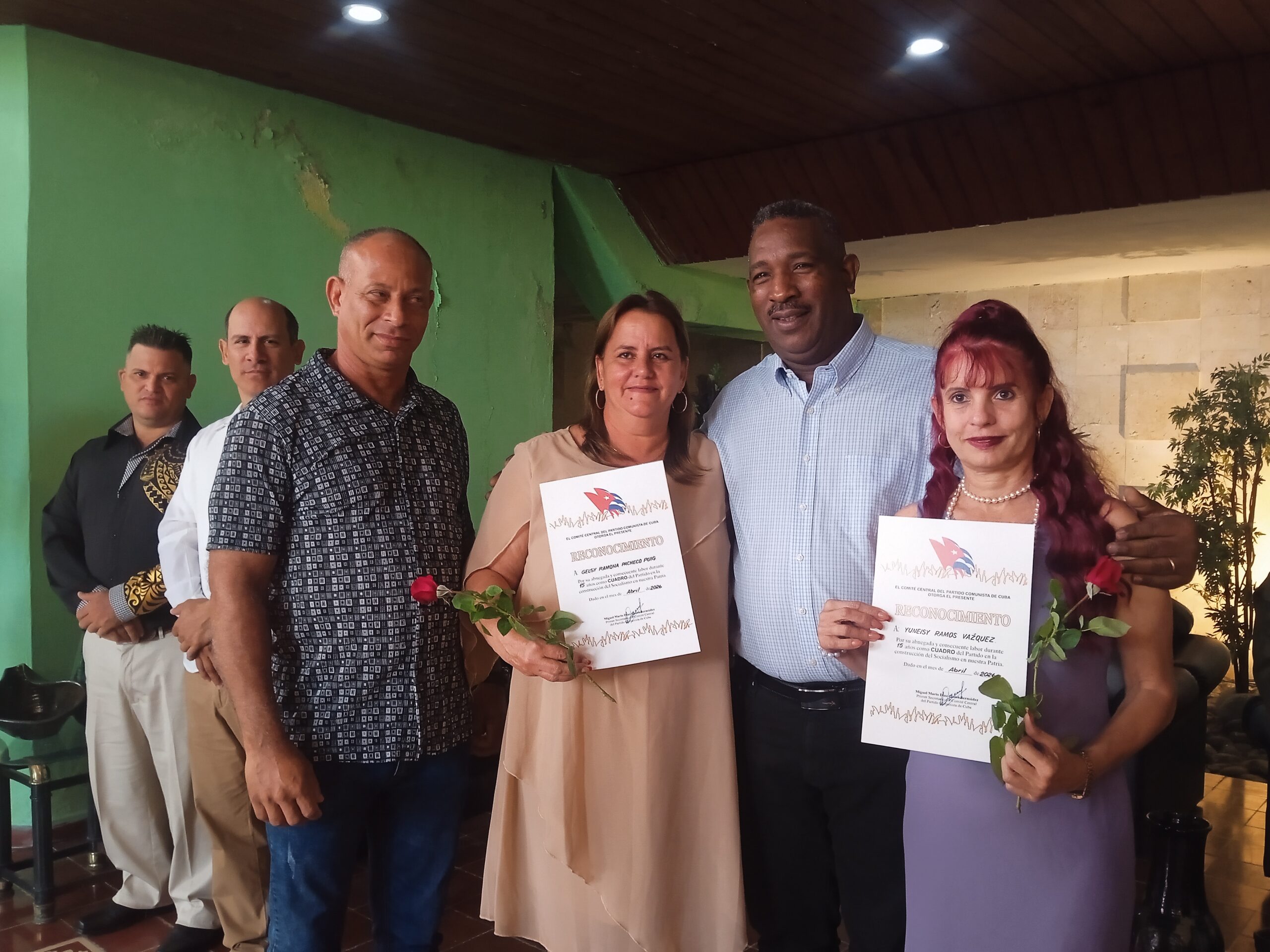 Reconocen en Camagüey a militantes del Partido Comunista de Cuba
