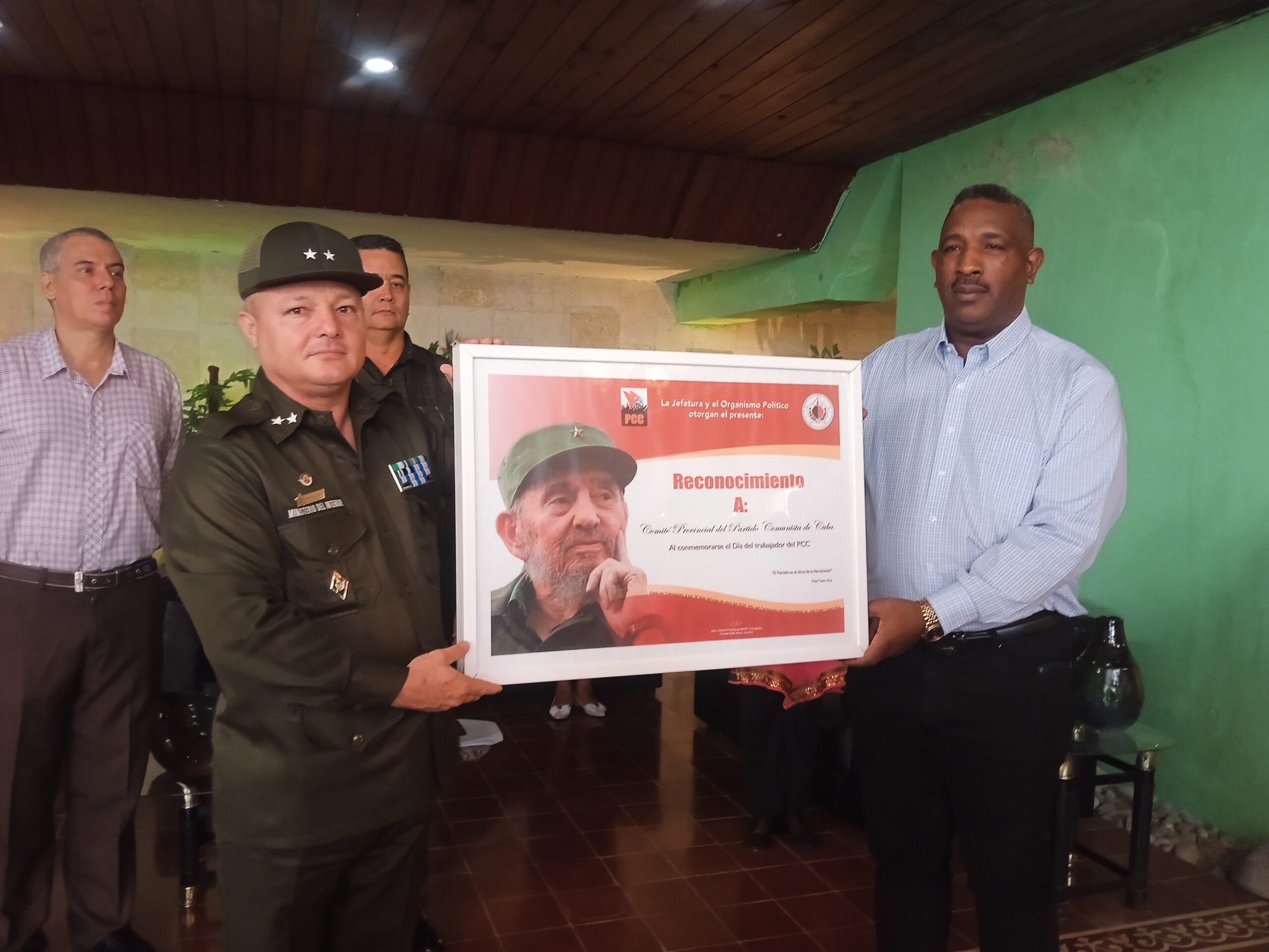 Reconocen en Camagüey a militantes del Partido Comunista de Cuba