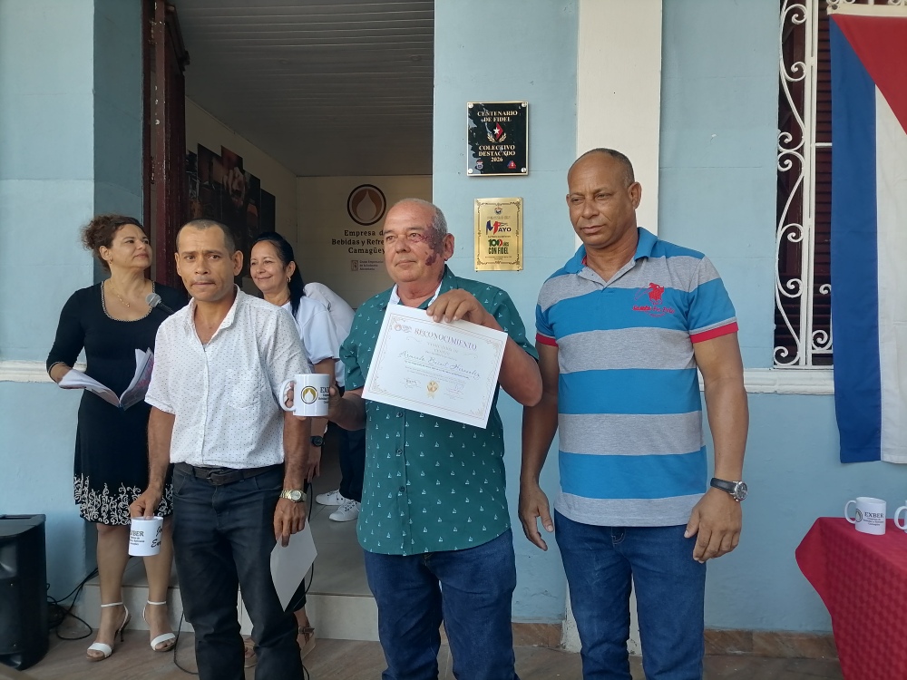 Empresa de Bebidas y Refrescos de Camagüey se mantiene en la vanguardia