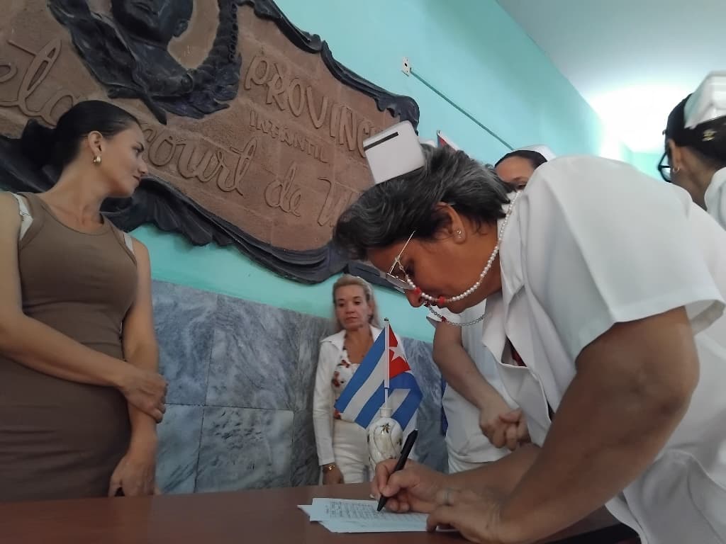 Trabajadores del Hospital Materno de Camagüey firman por la Patria