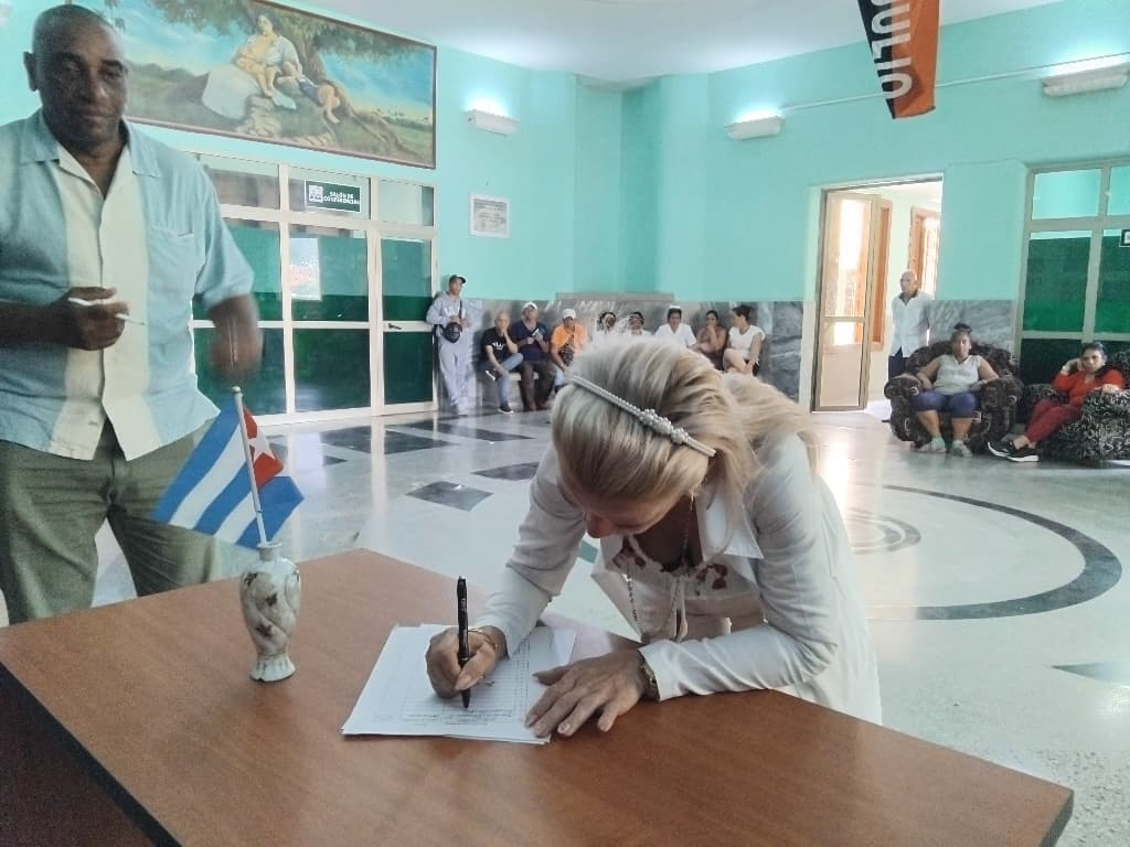 Trabajadores del Hospital Materno de Camagüey firman por la Patria