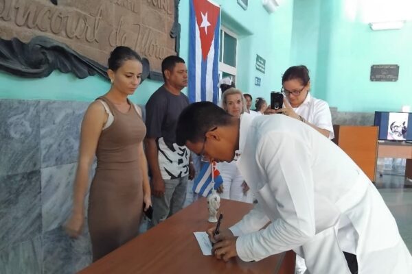 Trabajadores del Hospital Materno de Camagüey firman por la Patria
