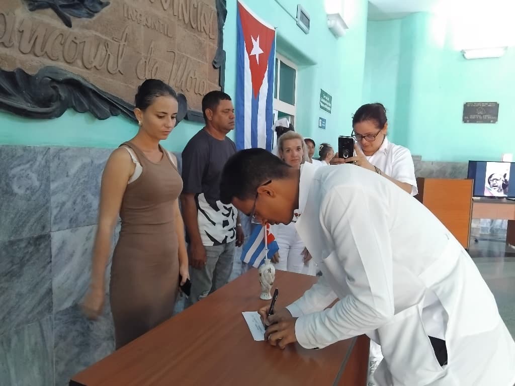 Trabajadores del Hospital Materno de Camagüey firman por la Patria