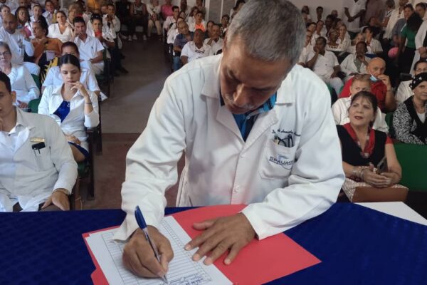 Trabajadores de la salud en Camagüey firman por la Patria