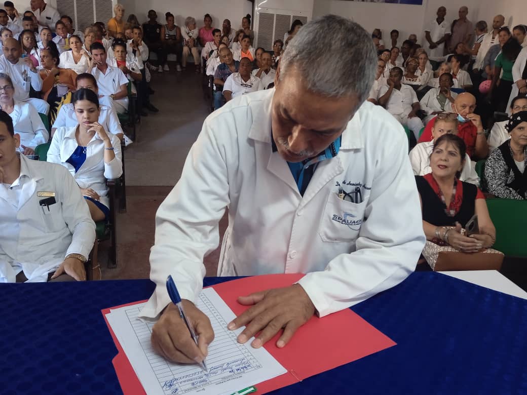 Trabajadores de la salud en Camagüey firman por la Patria