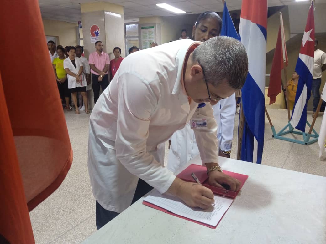 Trabajadores de la salud en Camagüey firman por la Patria