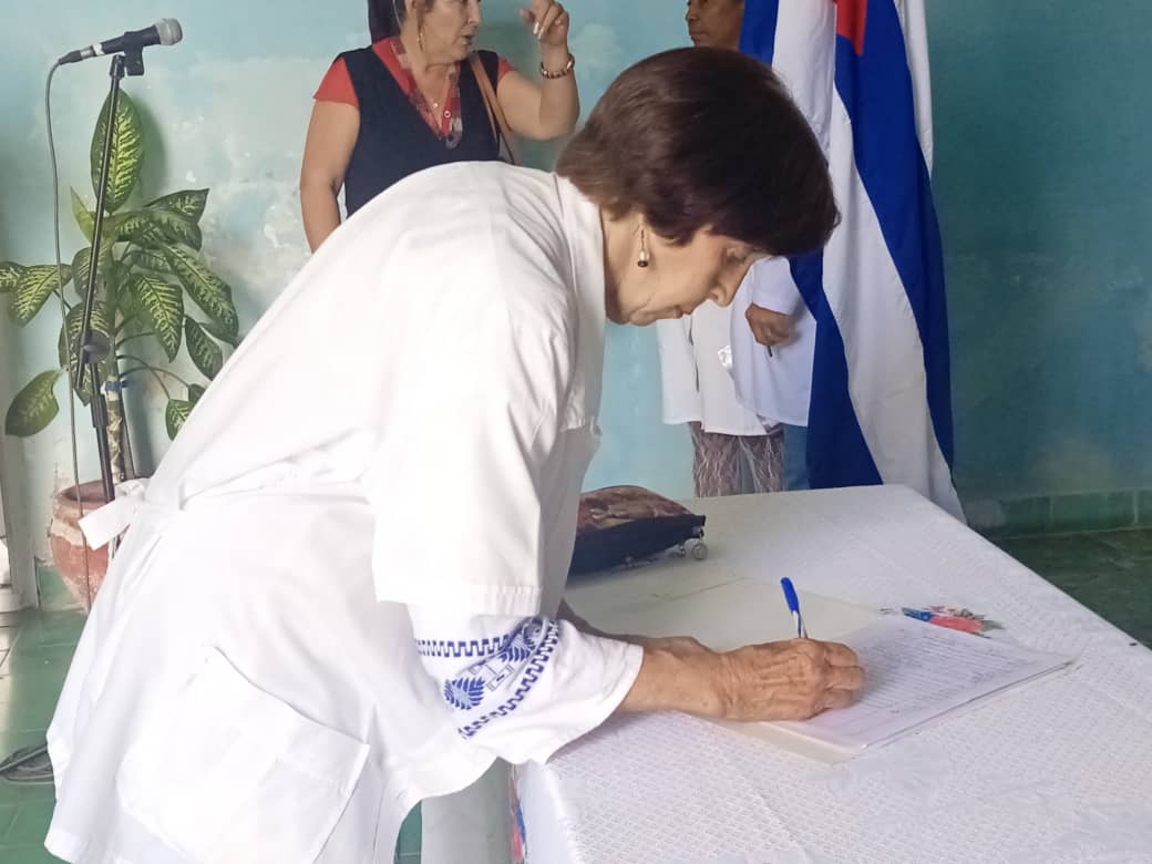 Trabajadores de la salud en Camagüey firman por la Patria