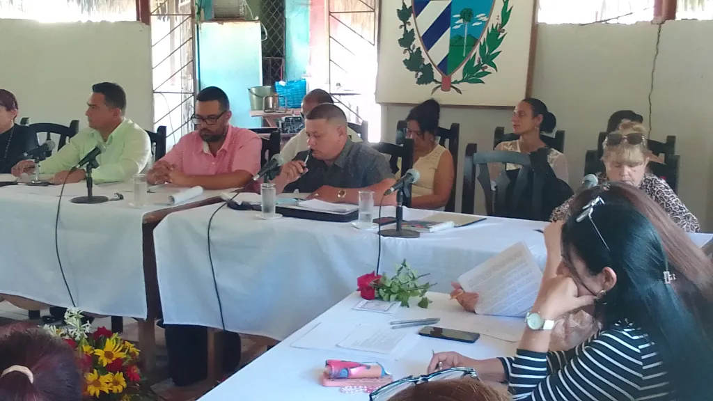 Representantes populares de Camagüey debaten temas de interés social