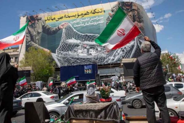 Multitudinaria conmemoración en Teherán en homenaje a Jamenei