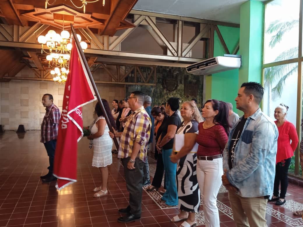 Empresa local recibe bandera de Colectivo Vanguardia Nacional