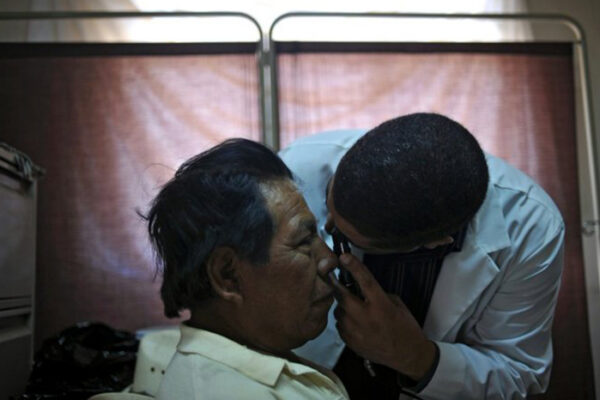 Comunidades desfavorecidas sufren retirada de médicos cubanos