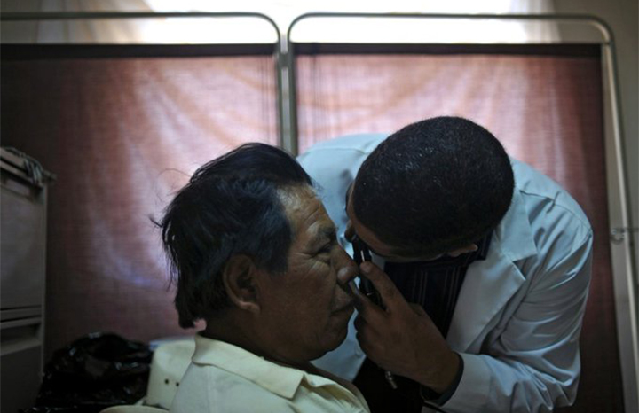 Comunidades desfavorecidas sufren retirada de médicos cubanos