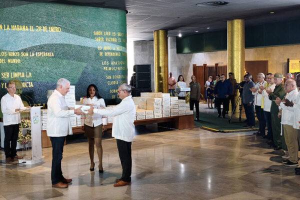 Firmas por la Patria, el mejor homenaje al Maestro