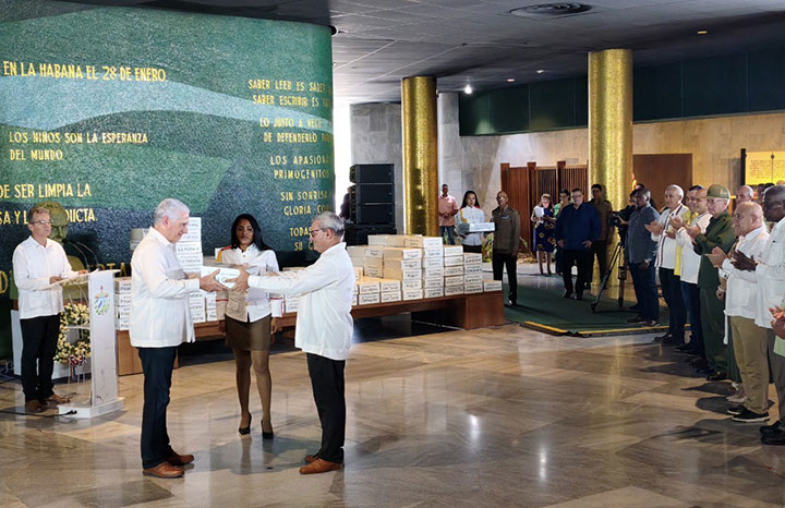Firmas por la Patria, el mejor homenaje al Maestro