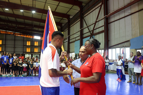 Abanderan equipo cubano para la apertura de la Liga de Naciones de Voleibol