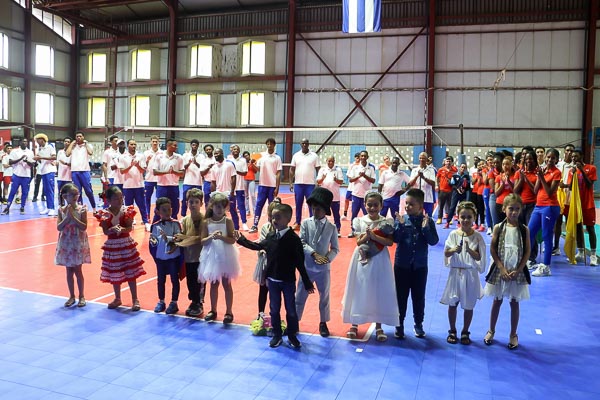 Abanderan equipo cubano para la apertura de la Liga de Naciones de Voleibol