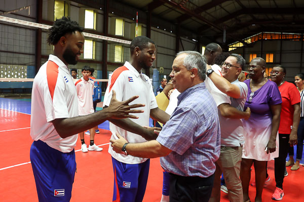 Abanderan equipo cubano para la apertura de la Liga de Naciones de Voleibol