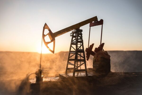 Petróleo sube uno por ciento por tensiones en Medio Oriente