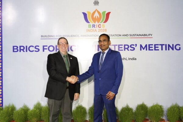 Llega a India canciller de Cuba para reunión Brics