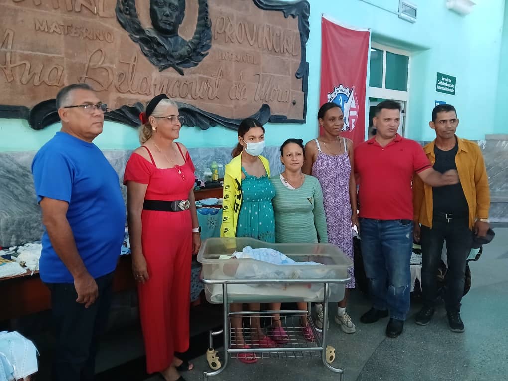 Sindicatos de Camagüey agasajan a recién nacido