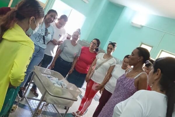 Sindicatos de Camagüey agasajan a recién nacido