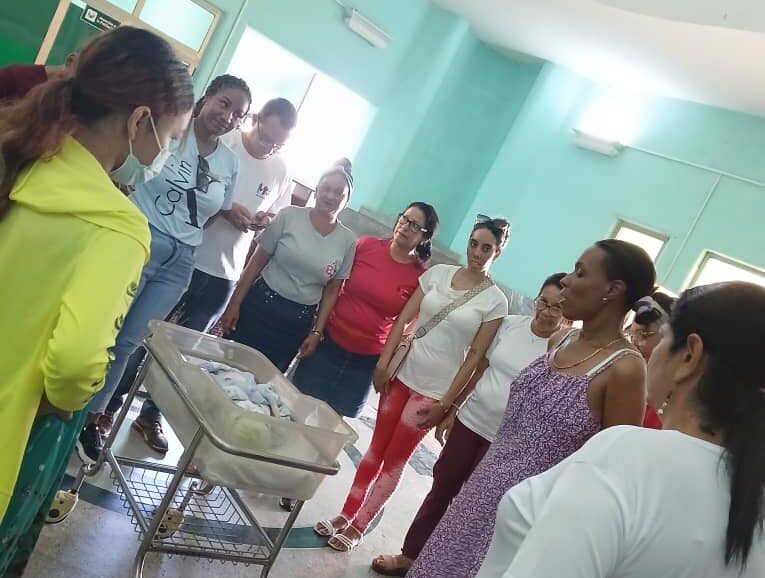 Sindicatos de Camagüey agasajan a recién nacido