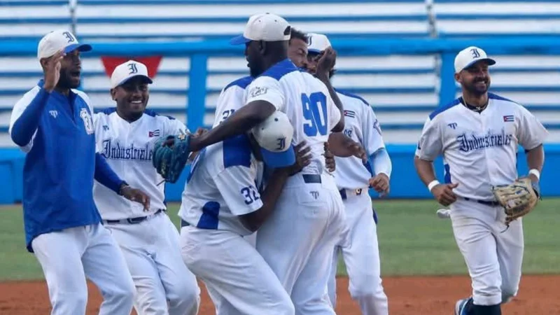 Industriales mantiene su liderazgo en la Liga Élite del Béisbol