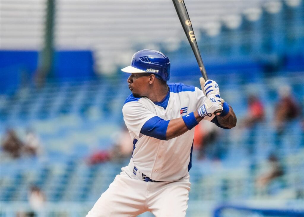 Leones rugen y se aferran a la cima de la Liga Élite de Béisbol