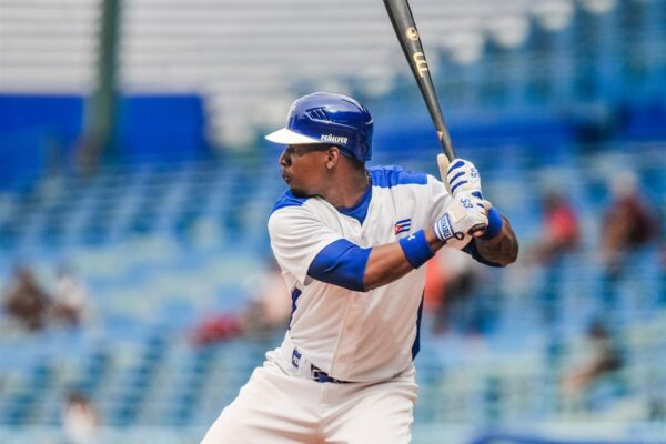 Leones rugen y se aferran a la cima de la Liga Élite de Béisbol
