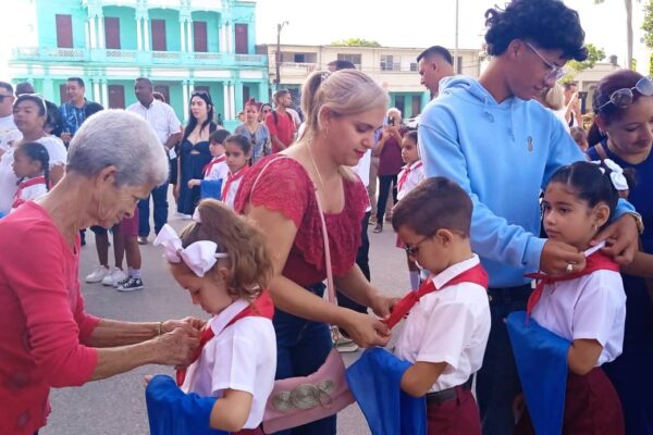 Reciben su pañoleta roja pioneros de Camagüey