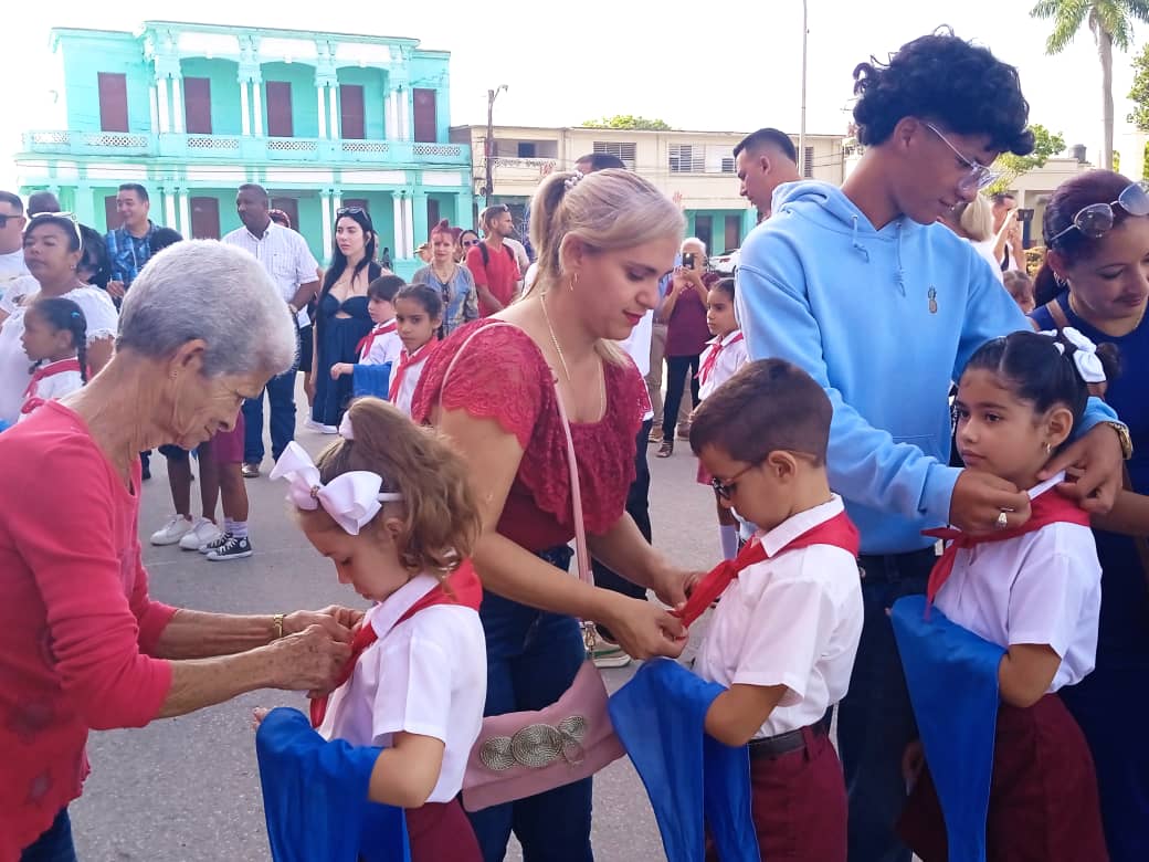 Reciben su pañoleta roja pioneros de Camagüey