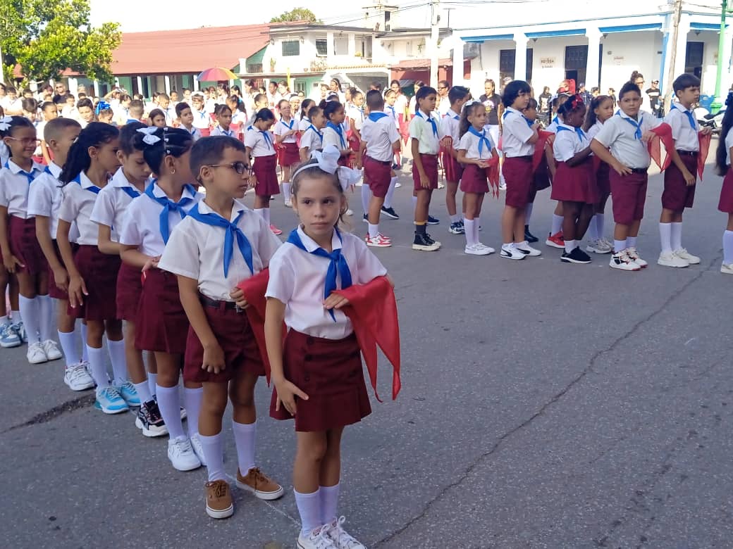 Reciben su pañoleta roja pioneros de Camagüey