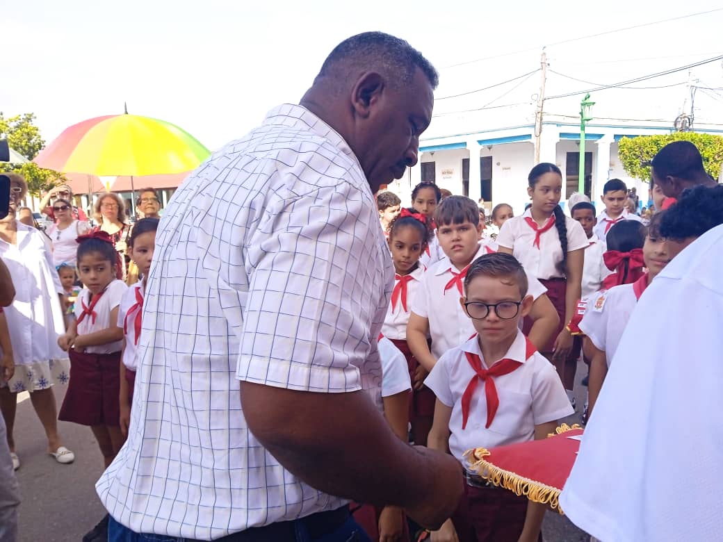 Reciben su pañoleta roja pioneros de Camagüey