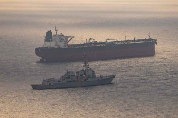 Irán cierra estrecho de Ormuz tras nuevos ataques estadounidenses